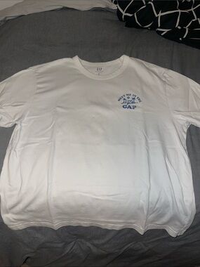 GAP Short Sleeve Tee. Blue Chest Graphic. “Meet me at the GAP Los Angeles” XL